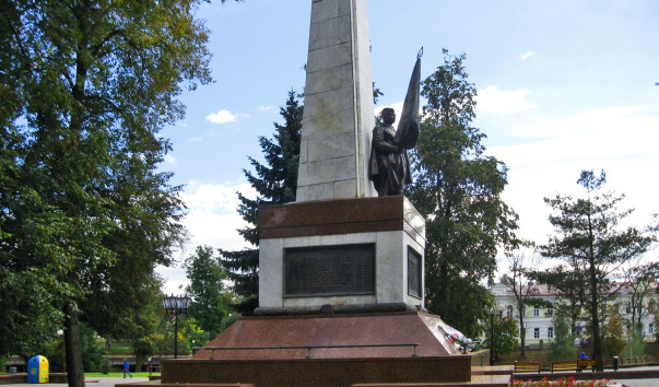 1426690 603x354 1 - Братская могила советских воинов и партизан в Гродно