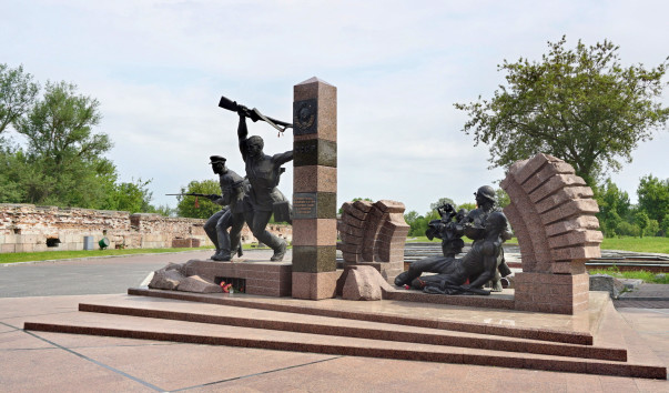 1575335 603x354 - Памятник воинам-пограничникам в Брестской крепости