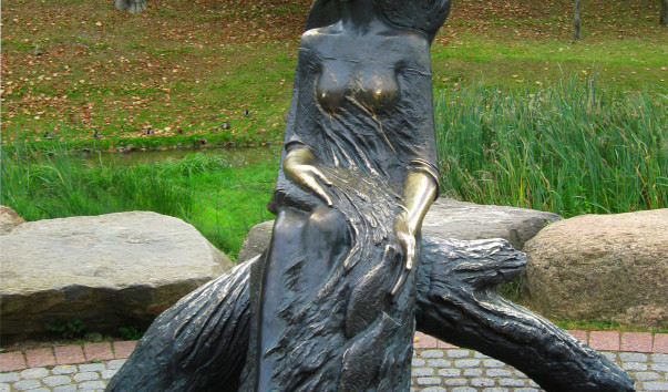 203191 603x354 2 - Скульптура "Девушка-волна" в Гродно