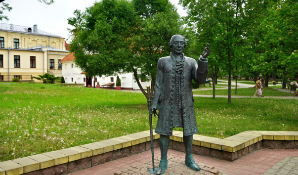 209872 603x354 2 - Скульптура "Горожанин XVIII века" в Гродно