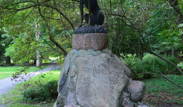 213924 603x354 2 - Скульптура собаки в Старом парке Несвижа