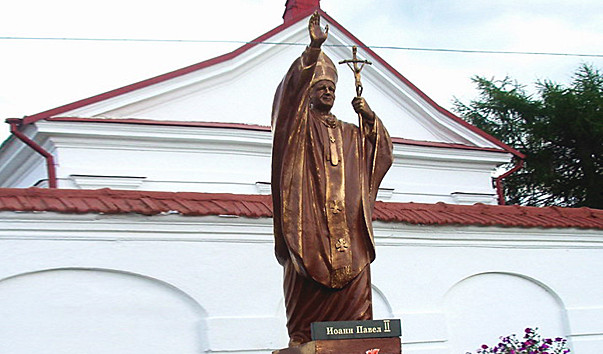 7286 603x354 2 - Статуя Папы Римского Иоанна Павла II в деревне Мосар
