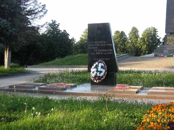 Памятник-обелиск жертвам лагеря Тростенец